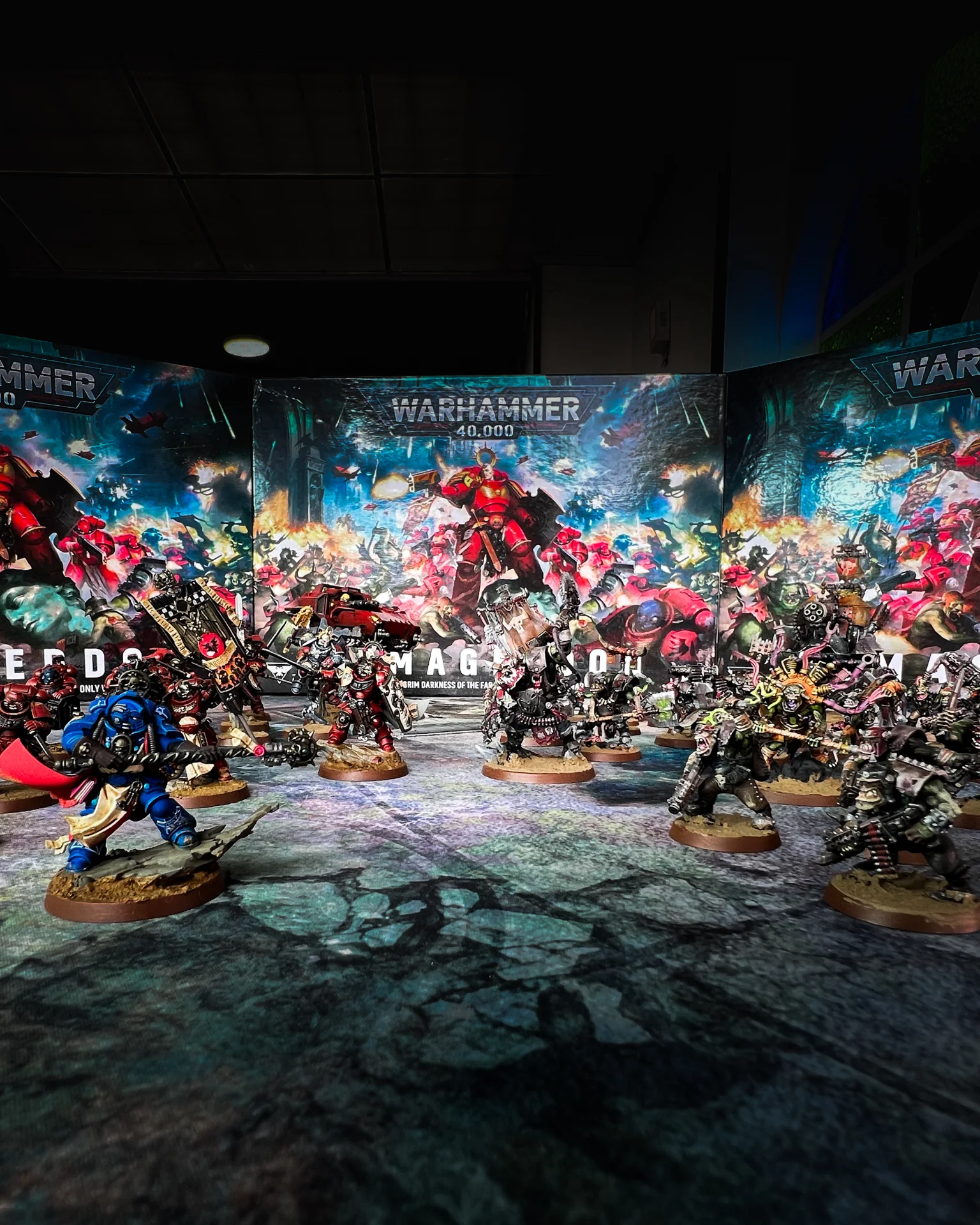 Mesa de wargames con miniaturas y jugadores