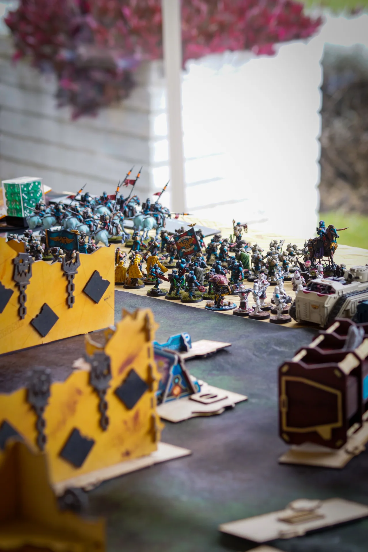 Partida de miniaturas en una mesa de wargames