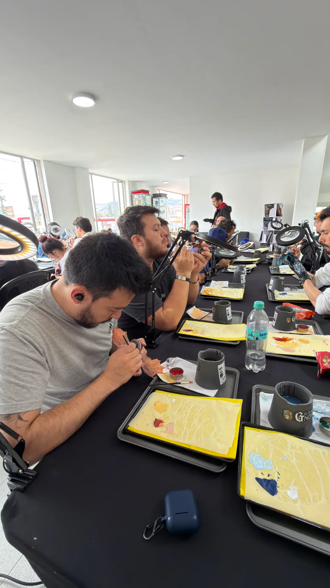 Comunidad pintando miniaturas